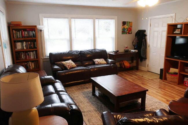 Building Photo - Minutes from Savannah, shops and restaurants