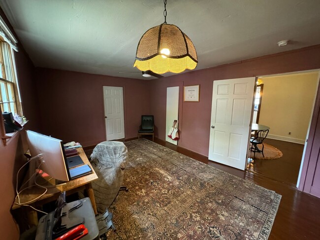 Building Photo - Updated 3bed/2bath House with Older Charm!