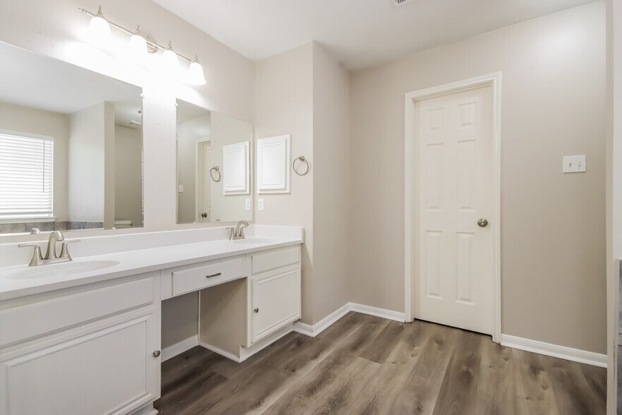 Building Photo - 18450 Hollow Oaks Cir