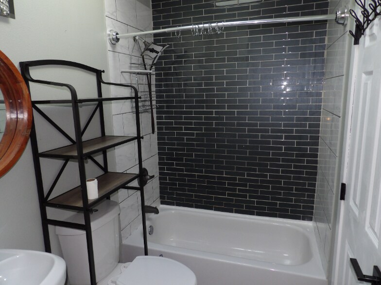 Building Photo - 5560 Sacramento Pl