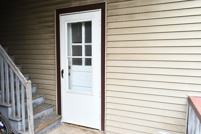 Building Photo - 139 Ray St