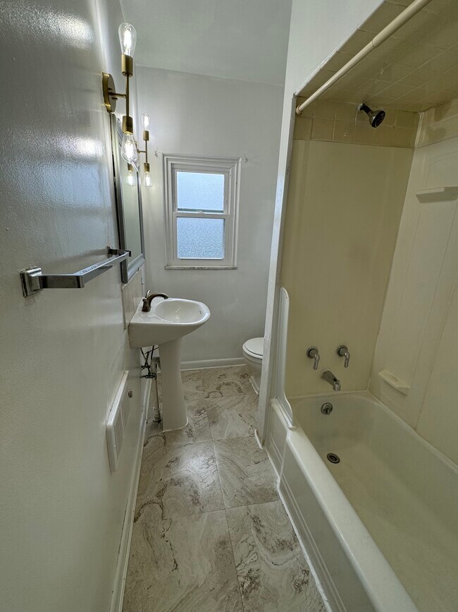 Building Photo - 8 Oakland Sq