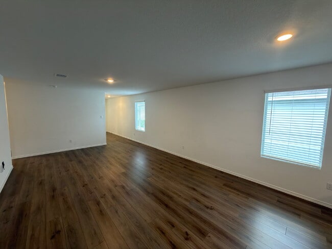 Building Photo - Three bed two bath two car garage in Sunset Oaks community.