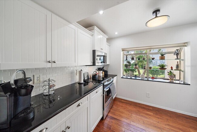 Building Photo - 425 Cerromar Terrace