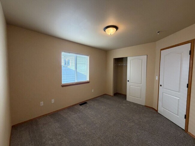 Building Photo - Spacious 4-Bedroom Home Near Lake Stevens in Desirable Noble Court