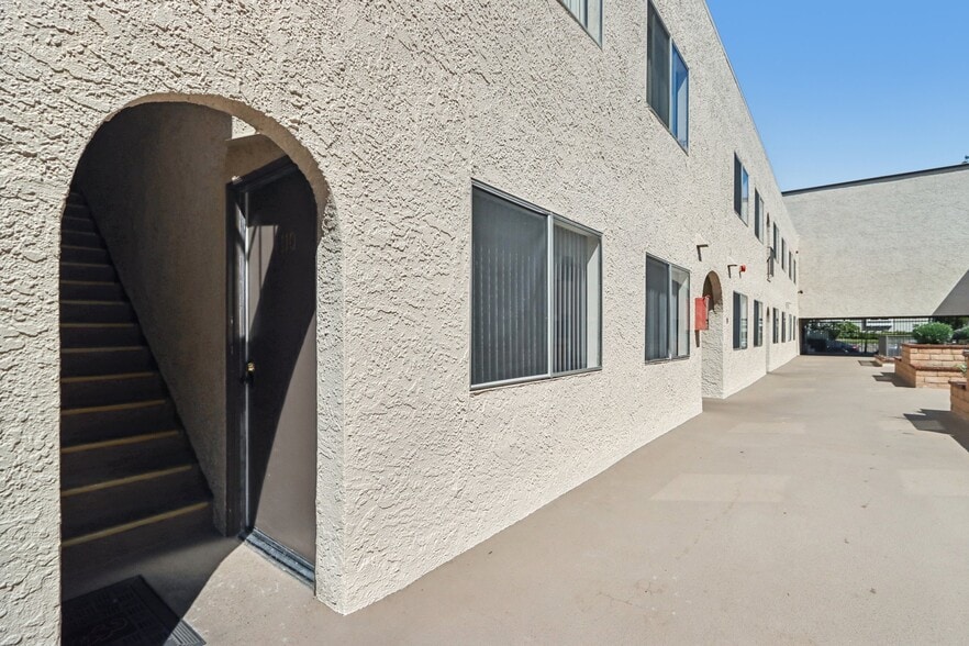 Building Photo - 421 N Kenneth Rd