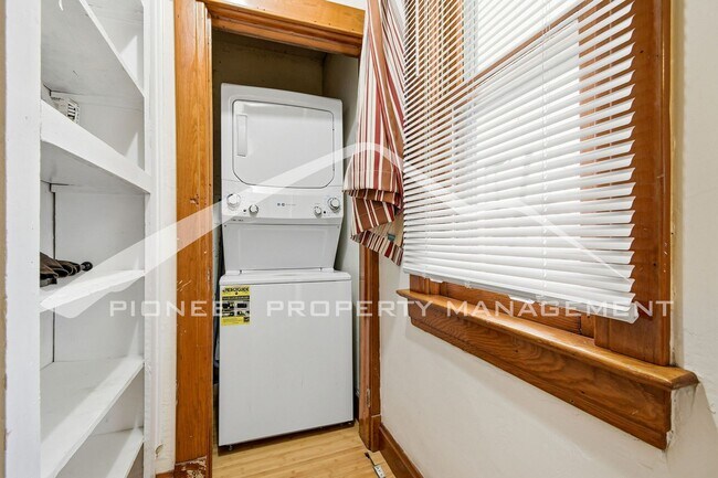 Building Photo - Beautiful Home with Fenced Yard and Washer/Dryer