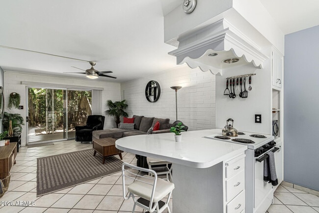 Building Photo - 6824 E 2nd St