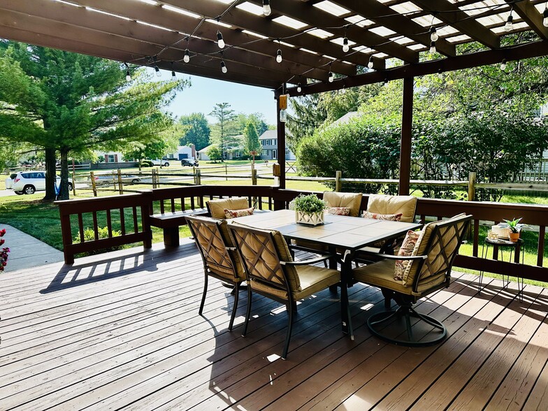 Covered Deck - 8 Applewood Ct W