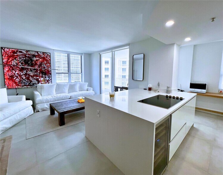 Building Photo - 701 Brickell Key Dr