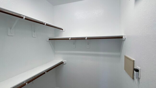Building Photo - 10 Pinestead Ct