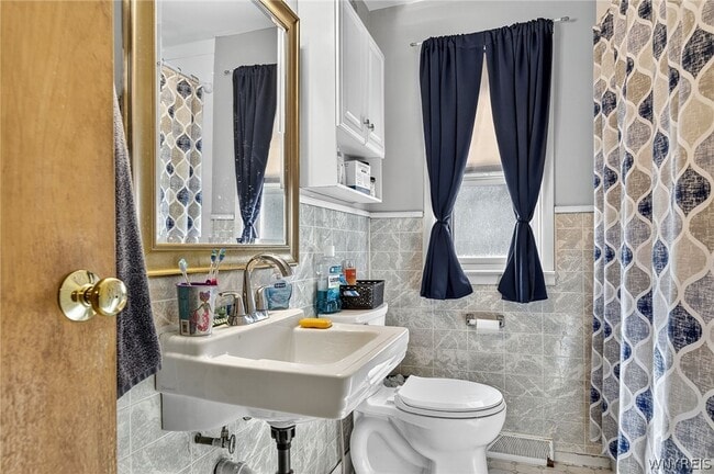 Building Photo - 116 Springville Ave