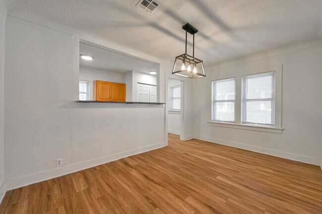 Building Photo - 2209 N Bath Ave