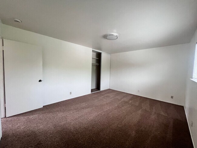 Building Photo - EBS T 1172-1176