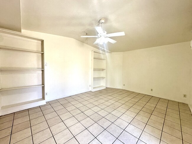 Building Photo - Gigantic Yard 2 Bedroom with Washer/Dryer,...