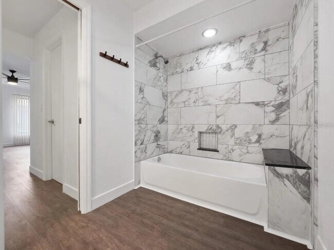 Building Photo - 2340 Sun Valley Cir