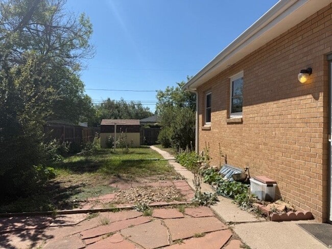 Building Photo - House For Lease