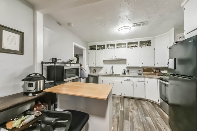 Building Photo - 1102 W Hart Ave