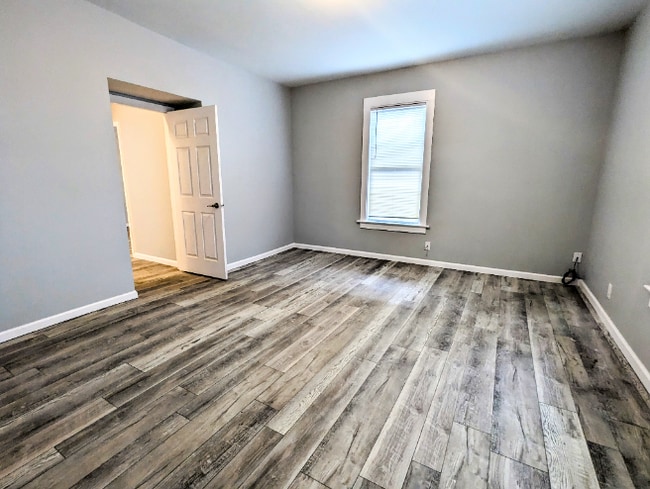 Building Photo - !! MOVE IN SPECIAL: $300 OFF on 1st Month'...