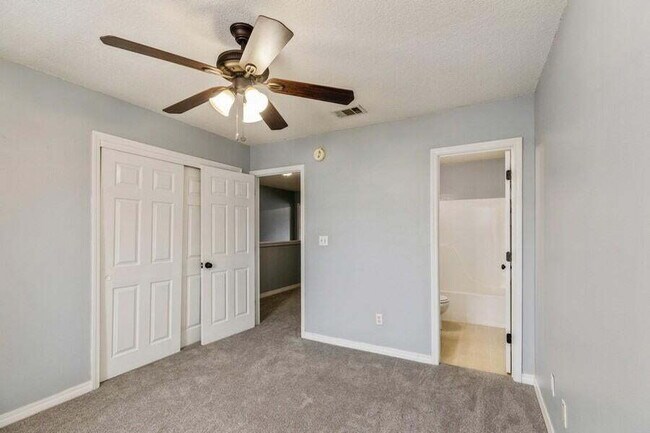 Building Photo - Exquisitely Renovated End Unit Townhome Ju...