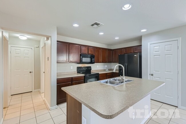 Building Photo - 886 W Desert Hills Dr