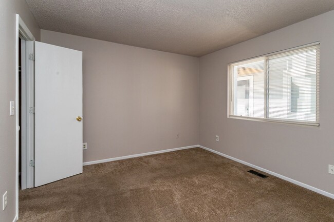 Building Photo - Inviting 2-Bed, 2-Bath in a Quiet 6-Plex