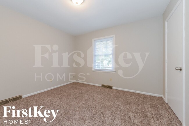 Building Photo - 909 NE 81st St