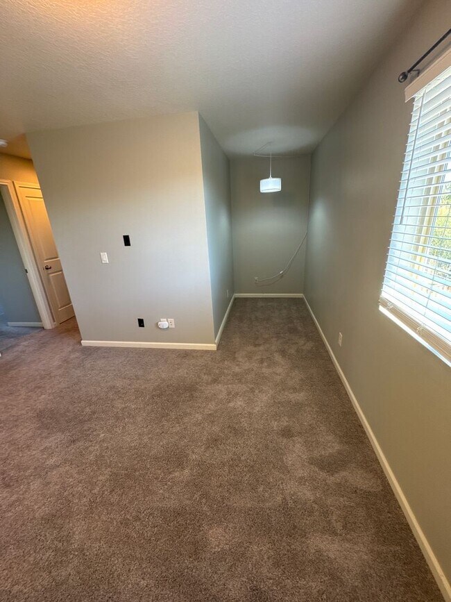 Building Photo - Beautiful 3 bedroom with bonus loft area i...