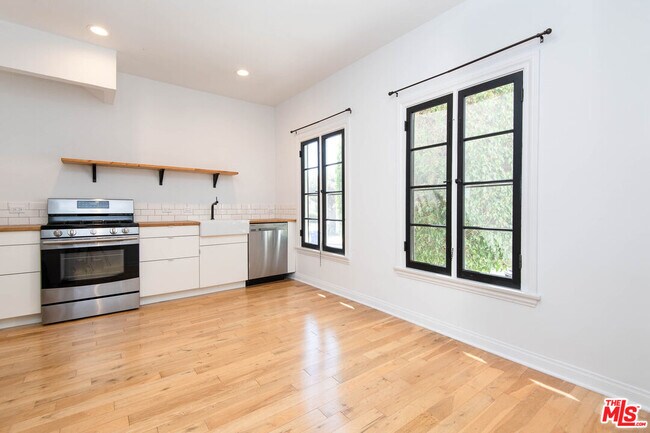 Building Photo - 1085 Cloverdale Ave