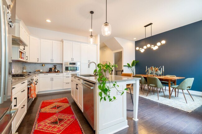 Primary Photo - 3 bedroom Beauty in the Heart of Edgewood!