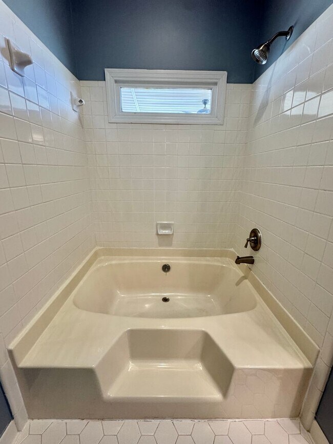 Building Photo - 3 Bed, 2 Bath Home w/ Garage