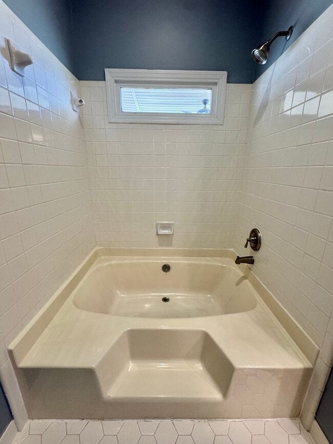 Building Photo - One-Level Living with Garage on a Cul-de-Sac in Nashville!