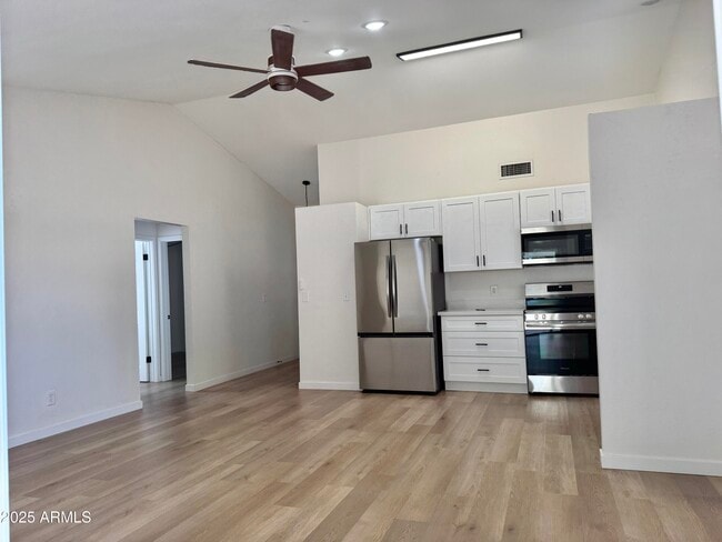 Building Photo - 613 W Rosemonte Dr