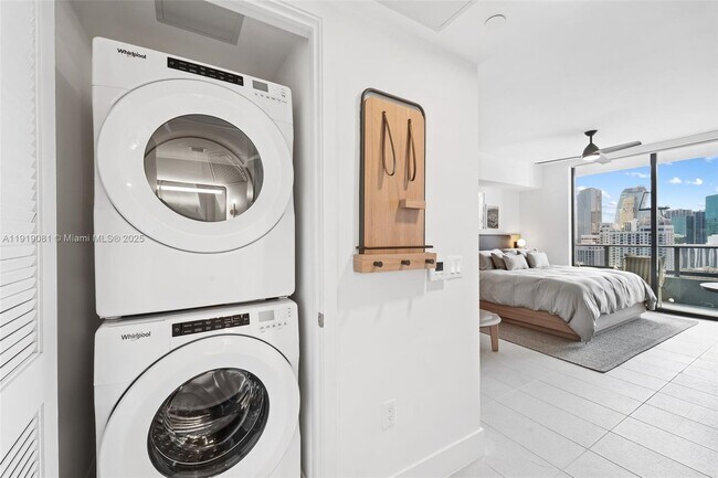 Building Photo - 601 NE 1st Ave