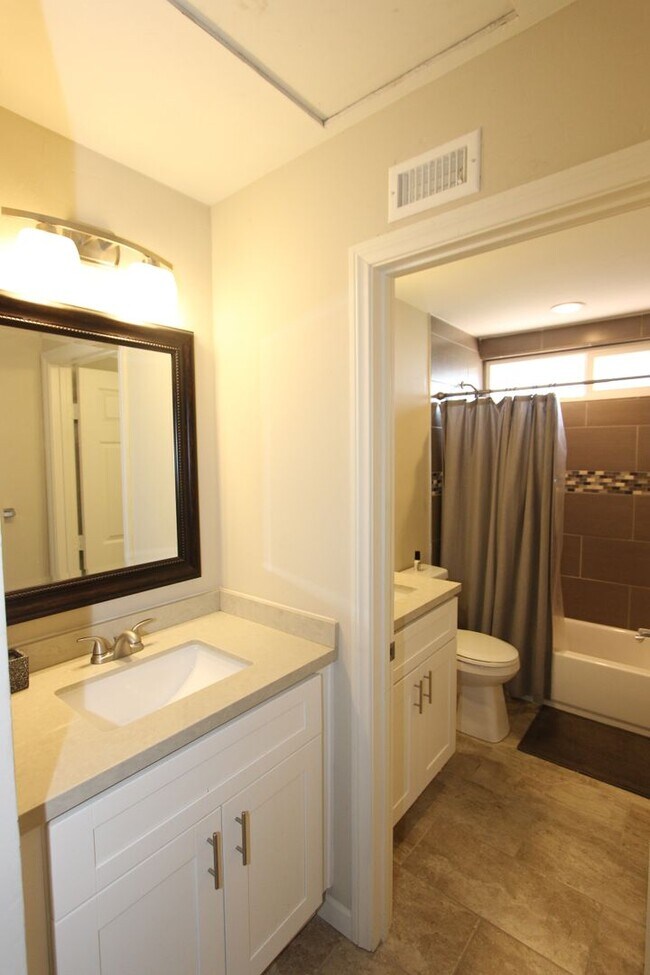 Building Photo - 4 Bedroom 2 Bathroom Home  - Move in special