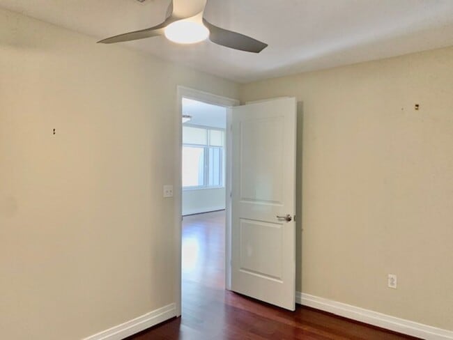 Building Photo - Beautiful 1 BR plus den 2 BA luxury condo ...