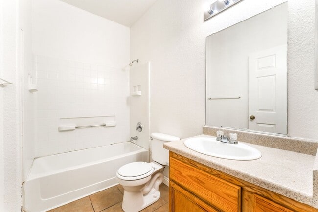 Building Photo - 3 Bedroom Condo with an Open Floor Plan!