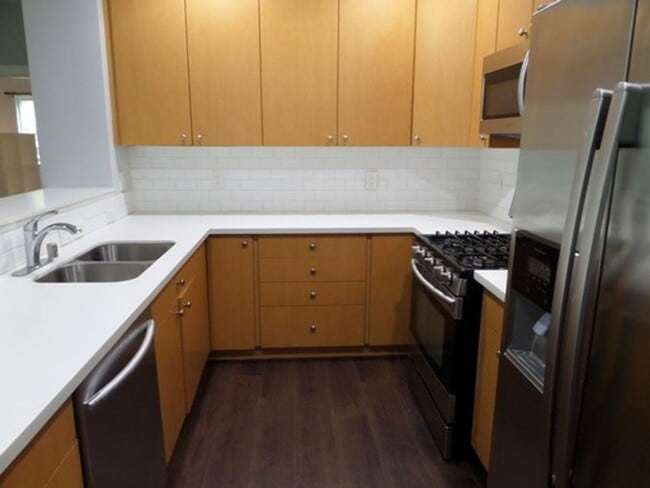 Building Photo - Super Nice 2-Bedroom Townhouse w/Attached ...