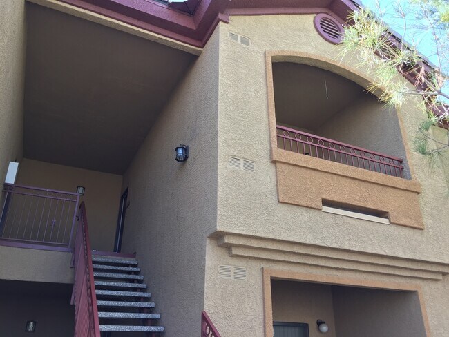 Building Photo - COZY GATED CONDO NEAR THE 95!