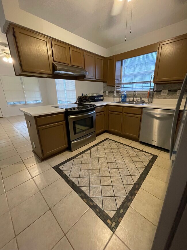 Primary Photo - 1145 Merrie Way