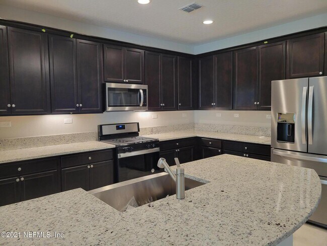 Building Photo - 334 Pine Bluff Dr