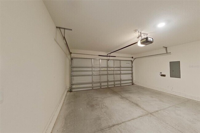 Building Photo - 8710 SW 44th Ct