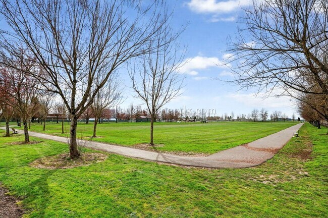 Building Photo - Recently Built Woodburn Townhome Featuring A/C