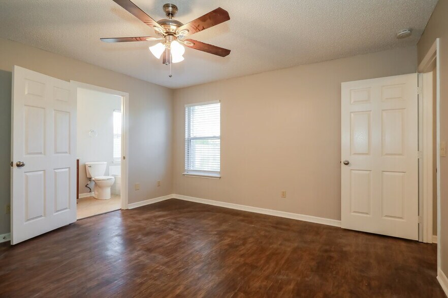 Building Photo - 8173 Pilgrims Trace Dr