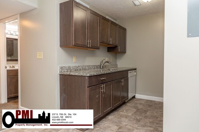 Building Photo - 3 Bedroom and 2 bathroom Duplex for Rent