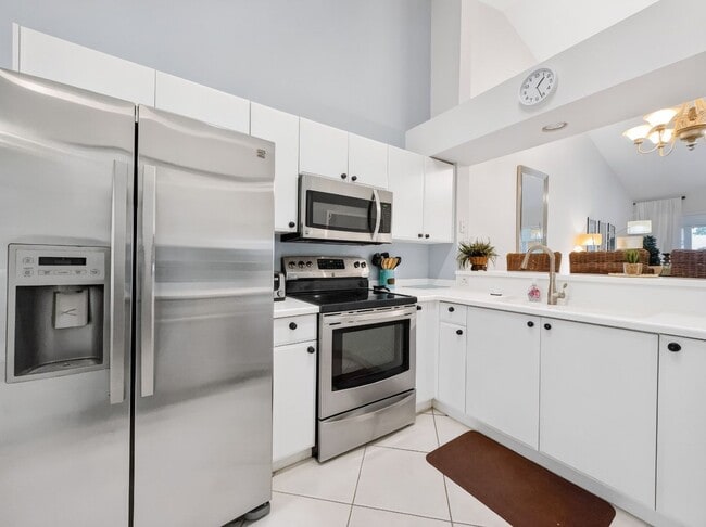 Building Photo - 2-bedroom + den condo in Lely Resort!