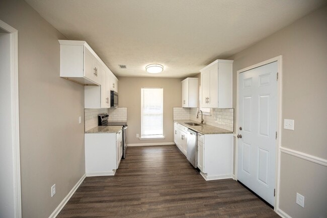 Building Photo - ** 3 Bed 2 Bath located off Wares Ferry rd...