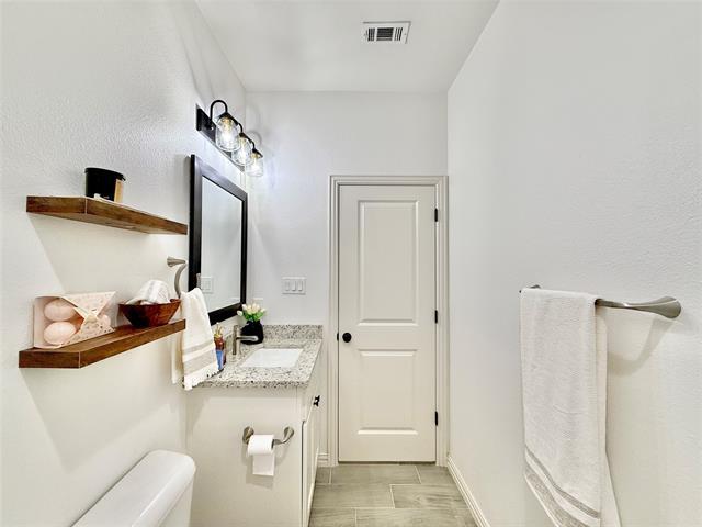 Building Photo - 5609 San Jacinto Dr