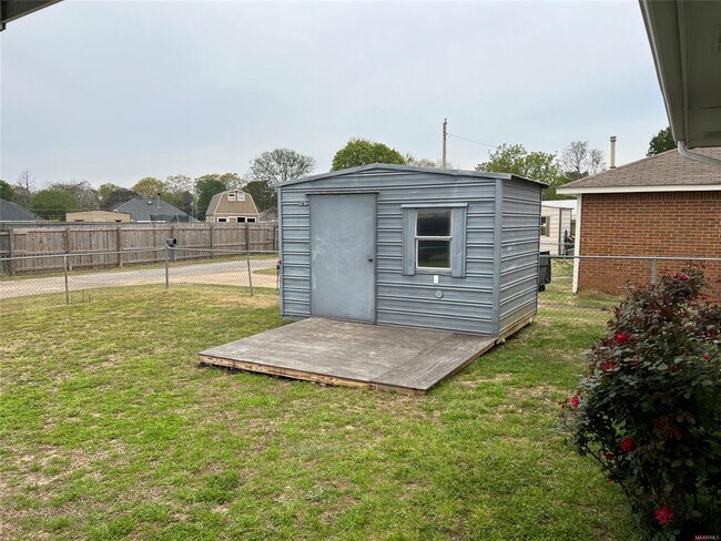 Building Photo - 1705 Deatsville Hwy