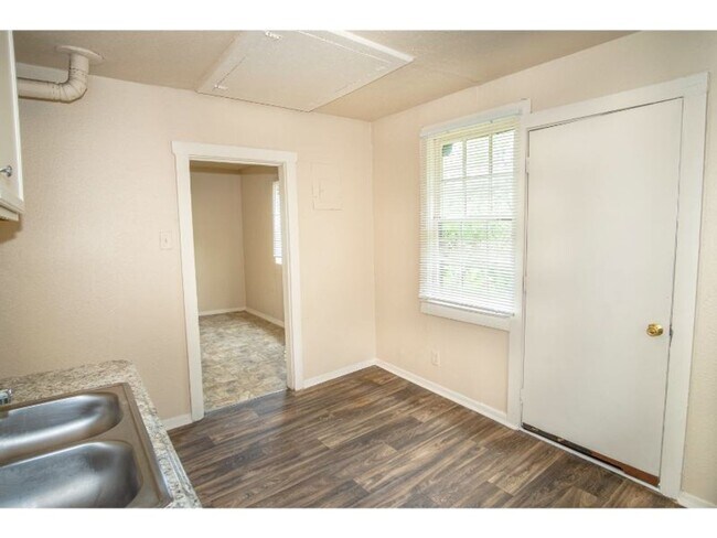 Building Photo - Cozy Renovated 2 BR Near Downtown